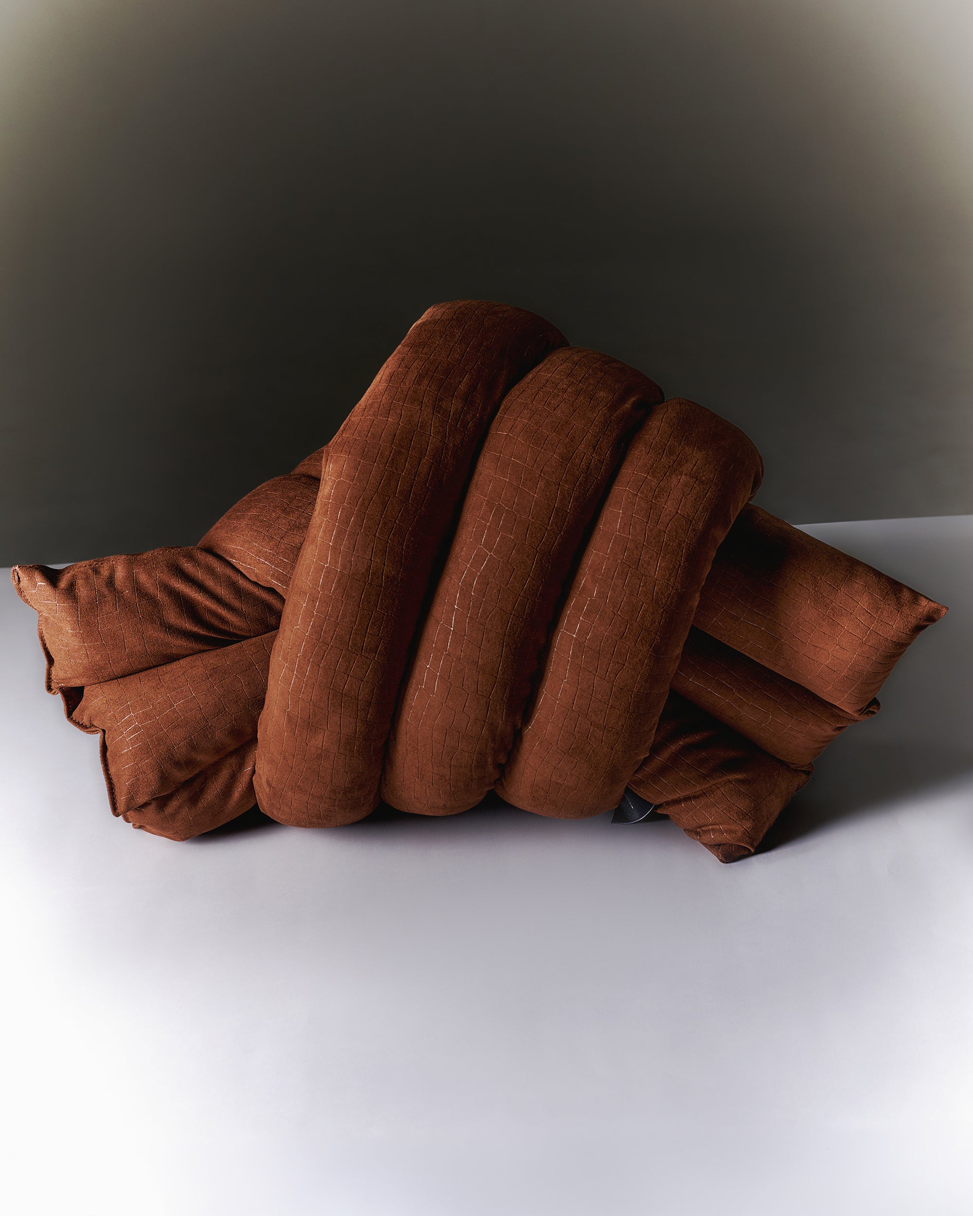 Musubi Cushion - Velours Croco | Saint-Germain Brown