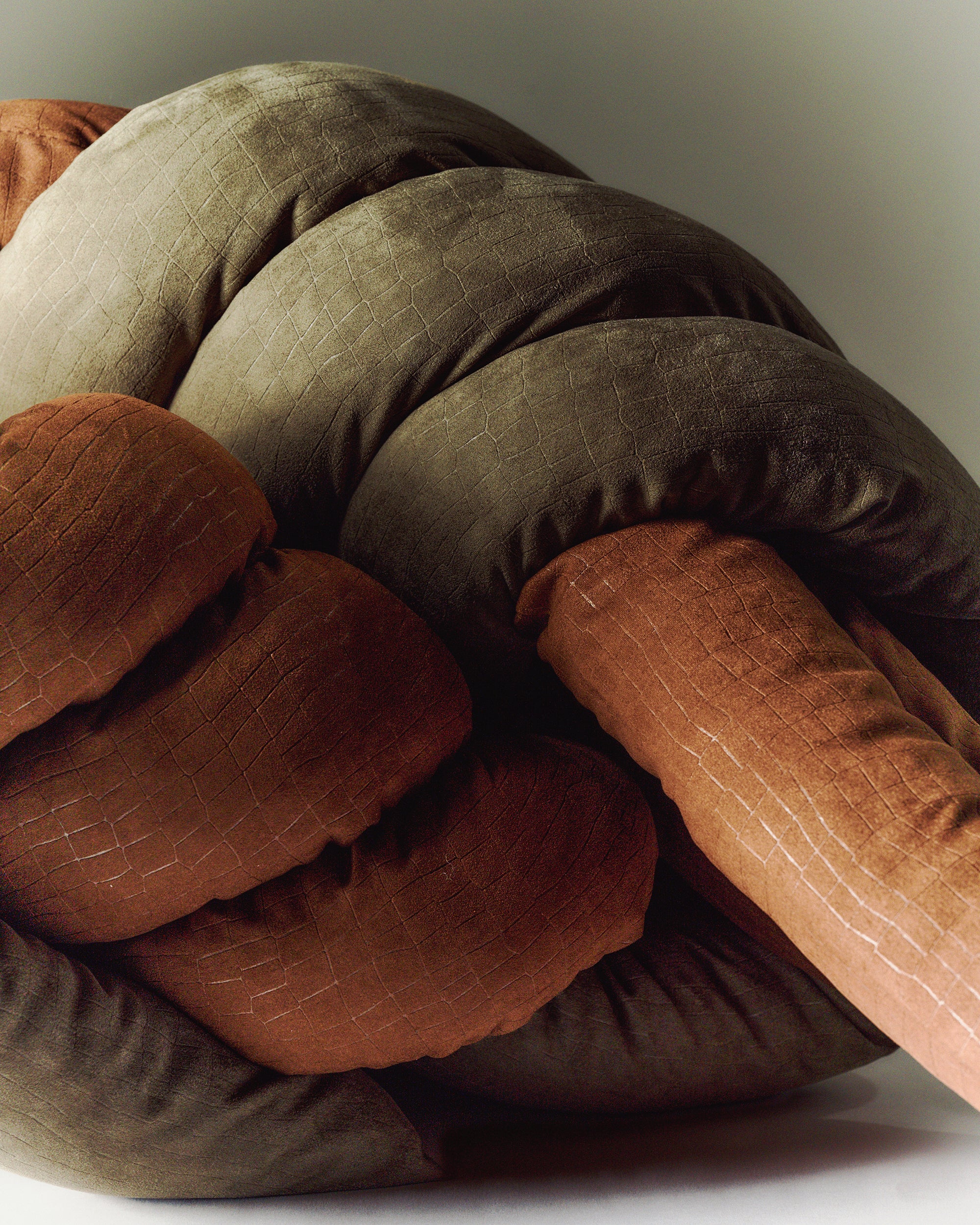 Musubi Cushion - Velours Croco | Jardin Olive