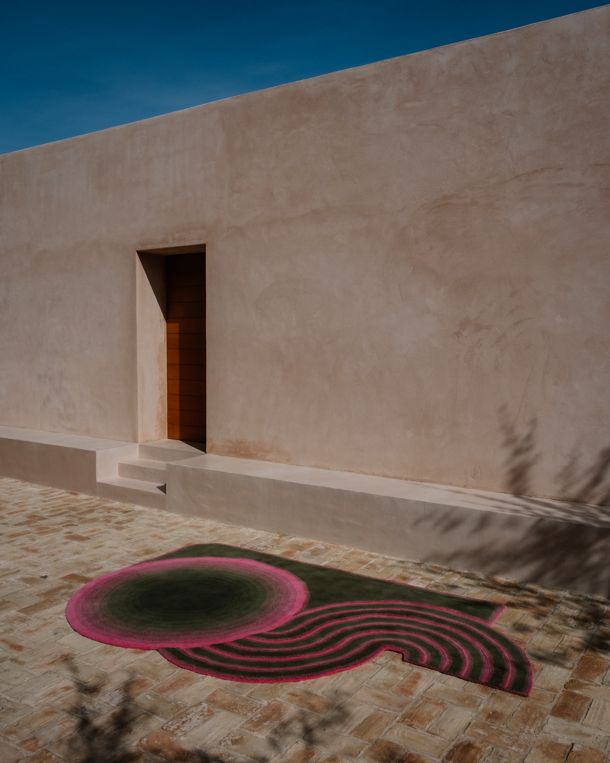 Wavy Gradient Rug - Khaki x Neon Pink