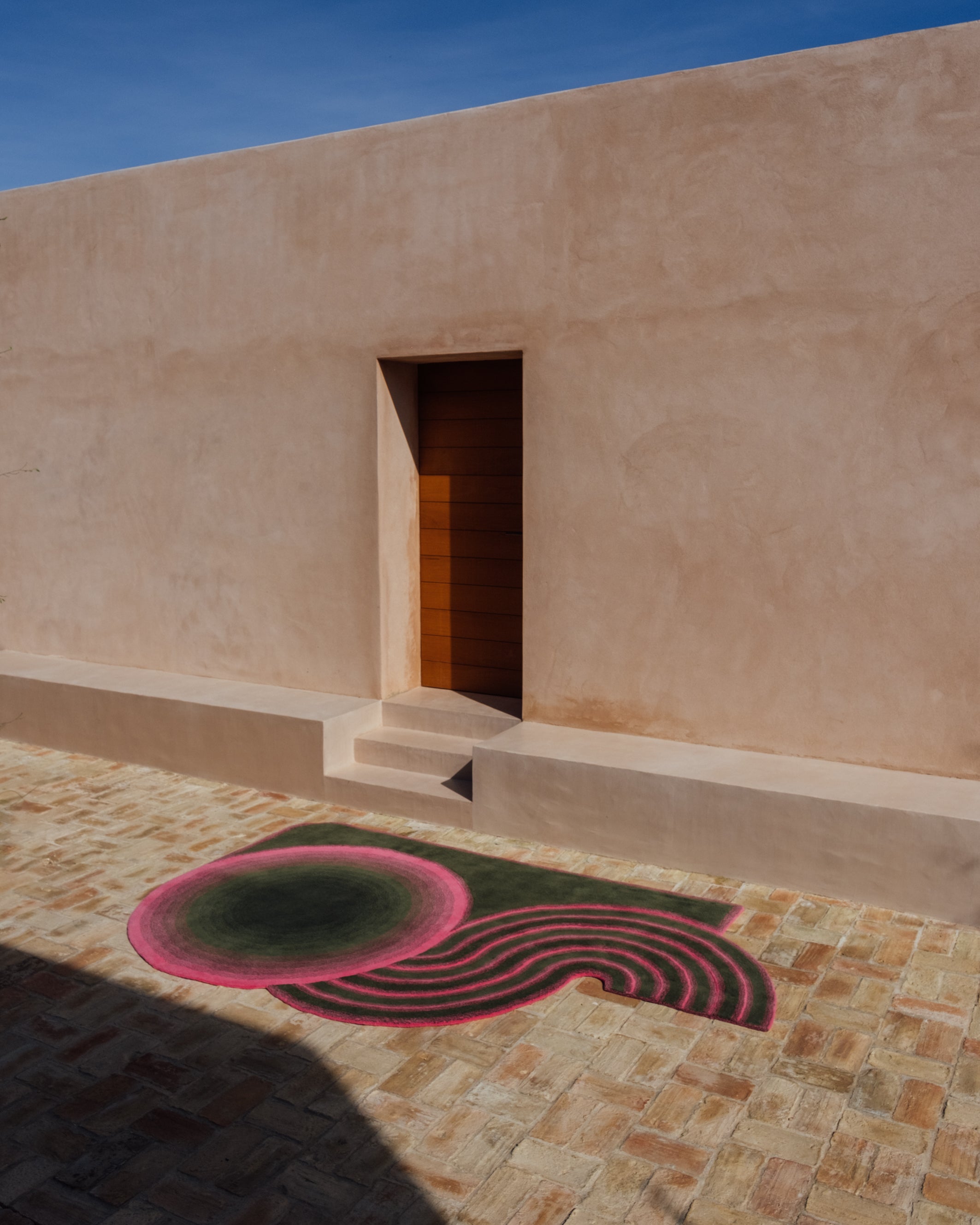 Wavy Gradient Rug - Khaki x Neon Pink