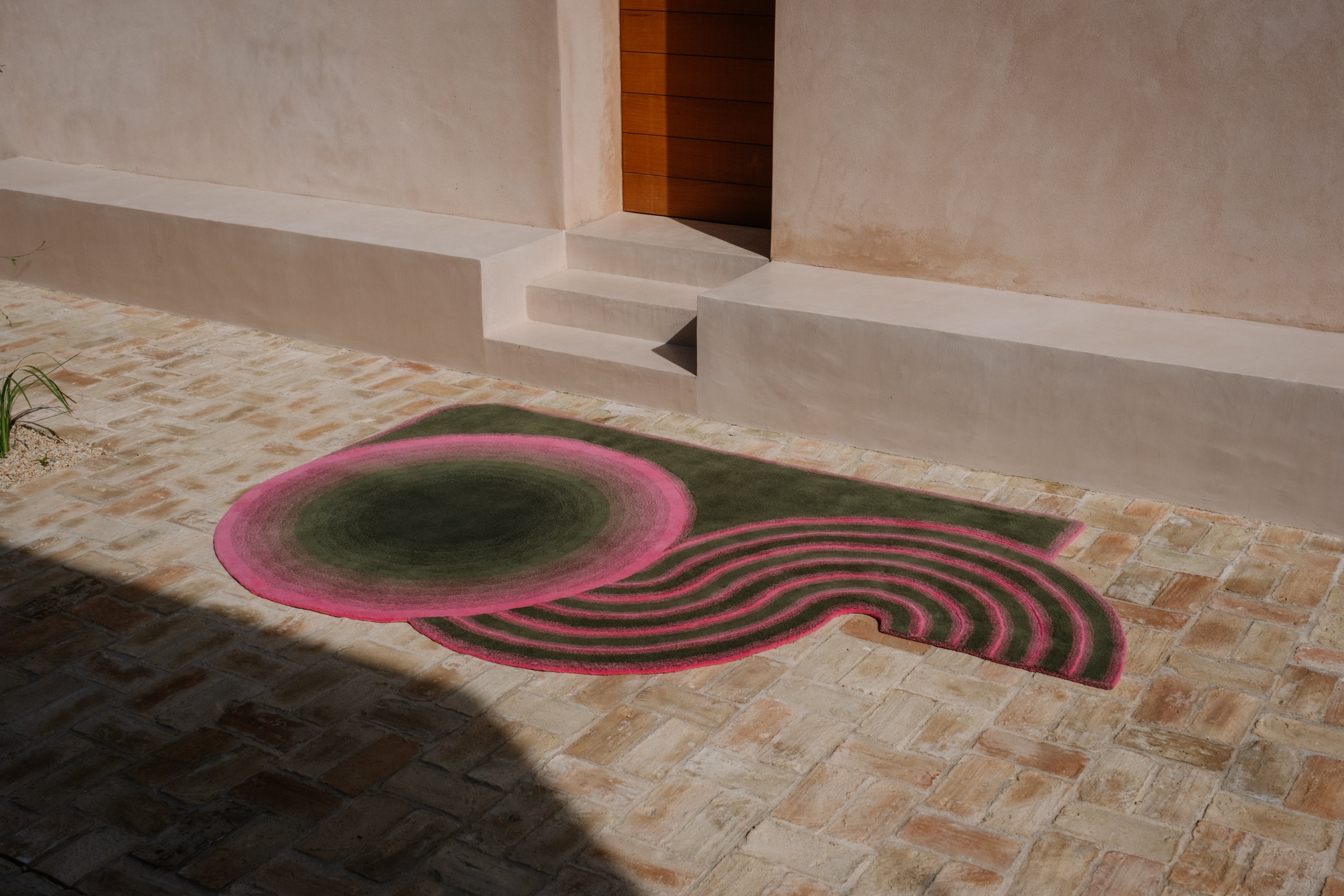 Wavy Gradient Rug - Khaki x Neon Pink