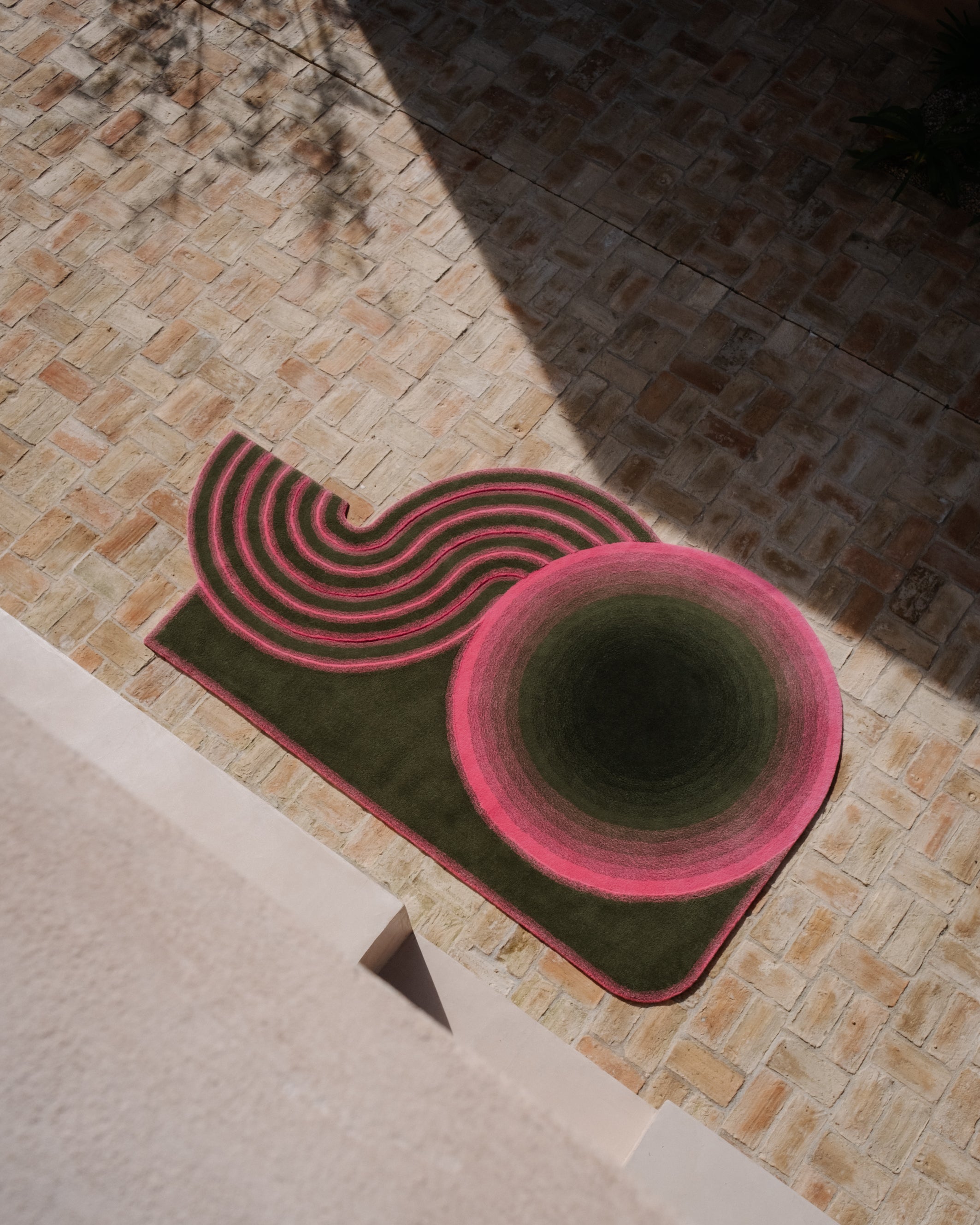 Wavy Gradient Rug - Khaki x Neon Pink