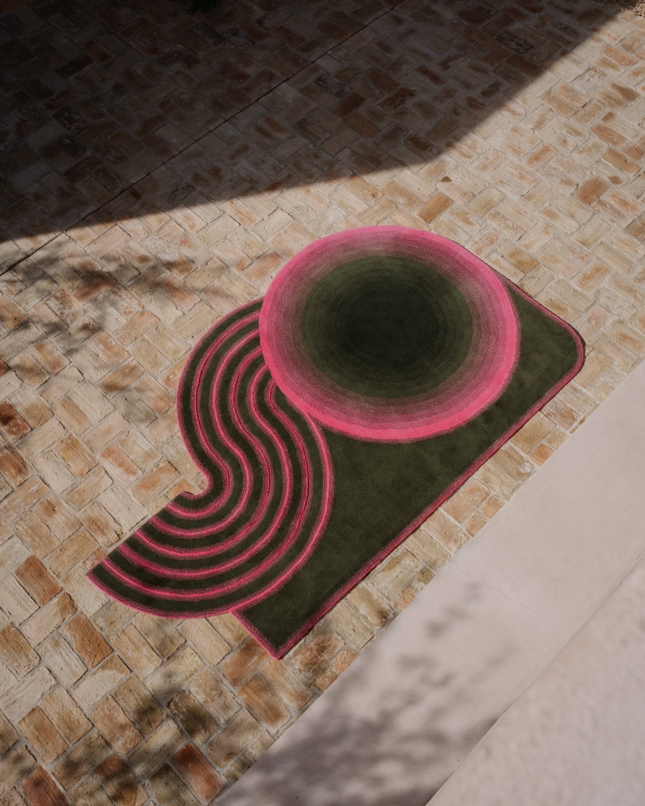 Wavy Gradient Rug - Khaki x Neon Pink