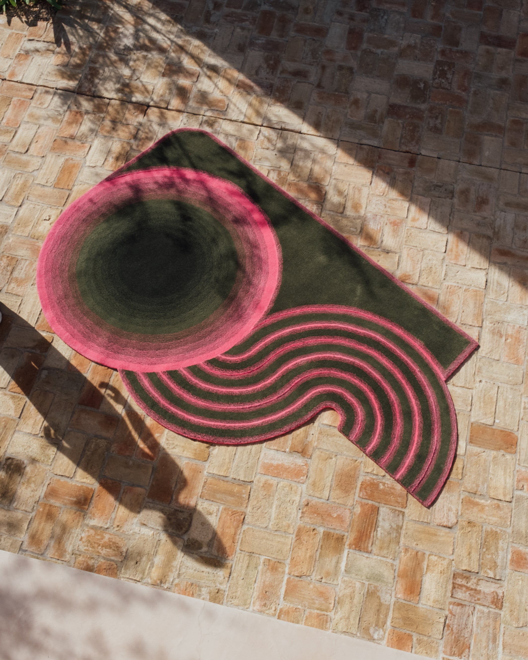 Wavy Gradient Rug - Khaki x Neon Pink