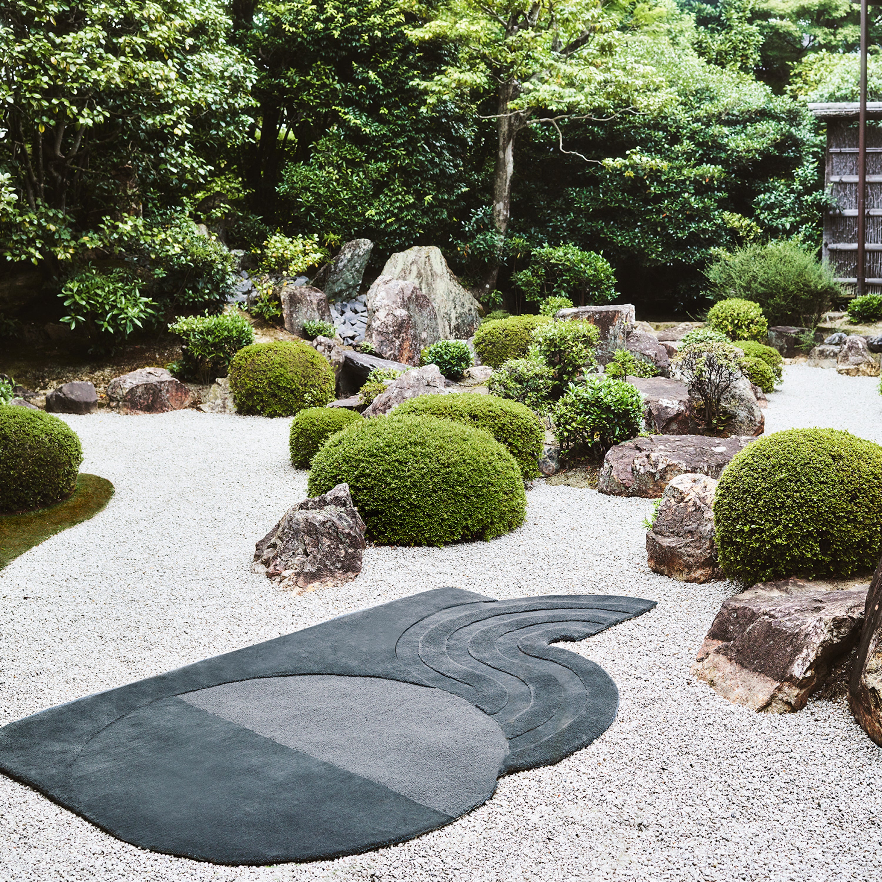 Wavy Gradient Rug - Charcoal Grey