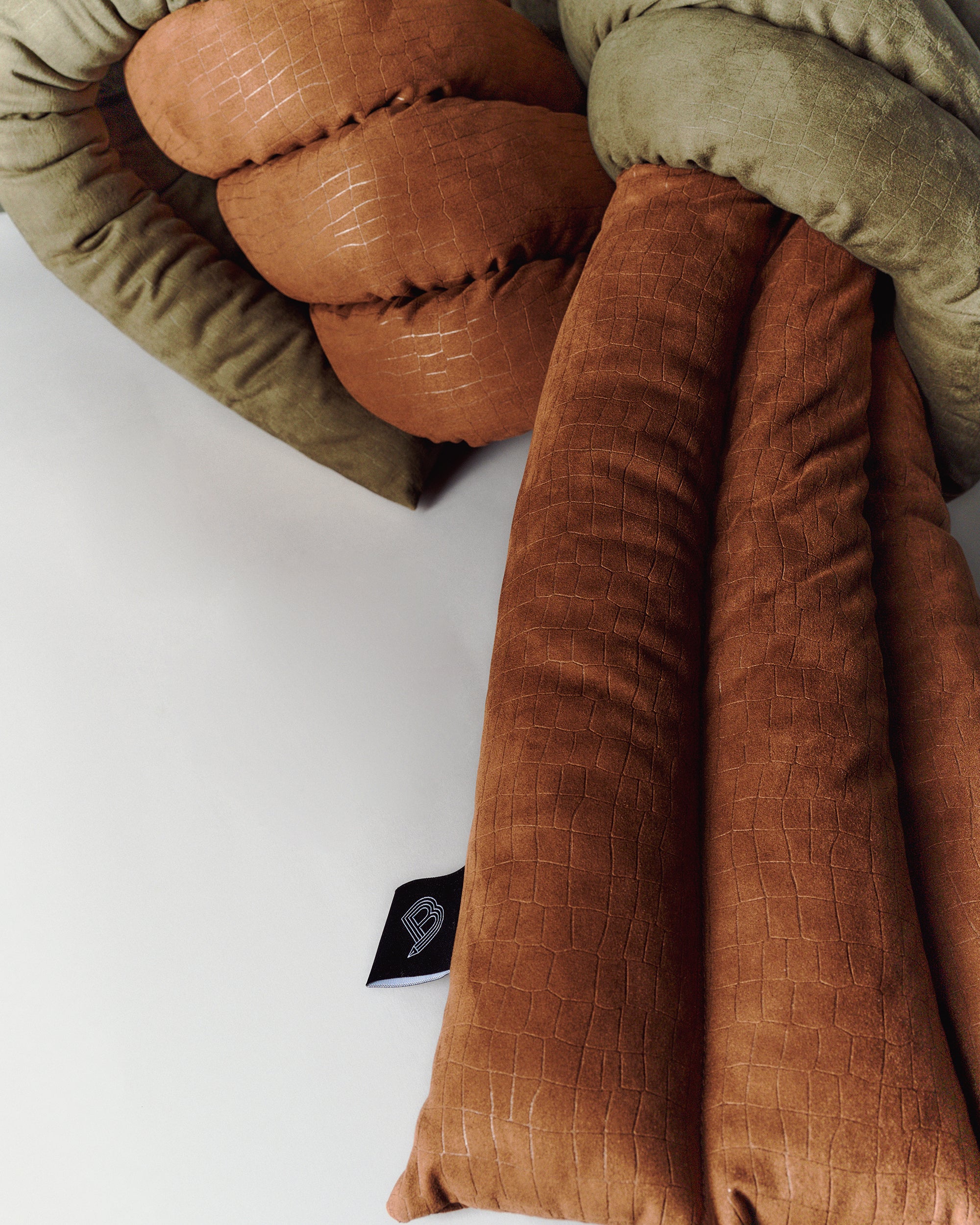 Musubi Cushion - Velours Croco | Jardin Olive