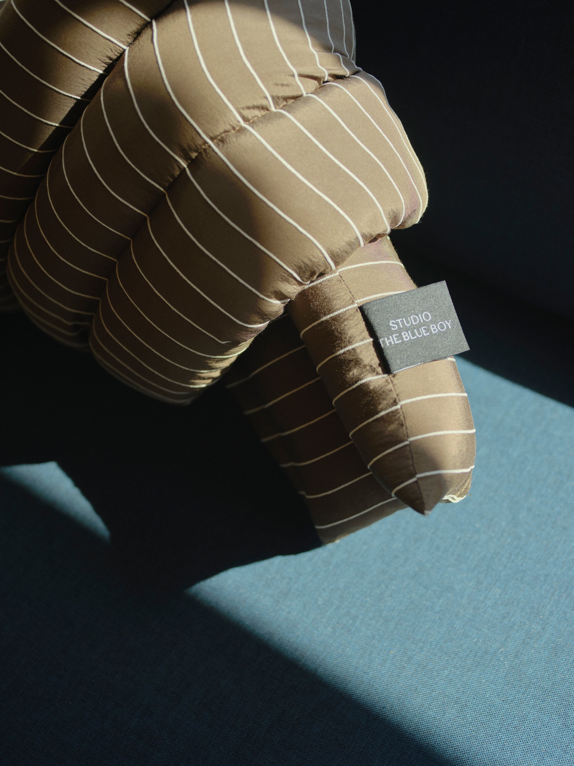 Musubi Cushion – Rayon Mole Border | Ottoman Coffee