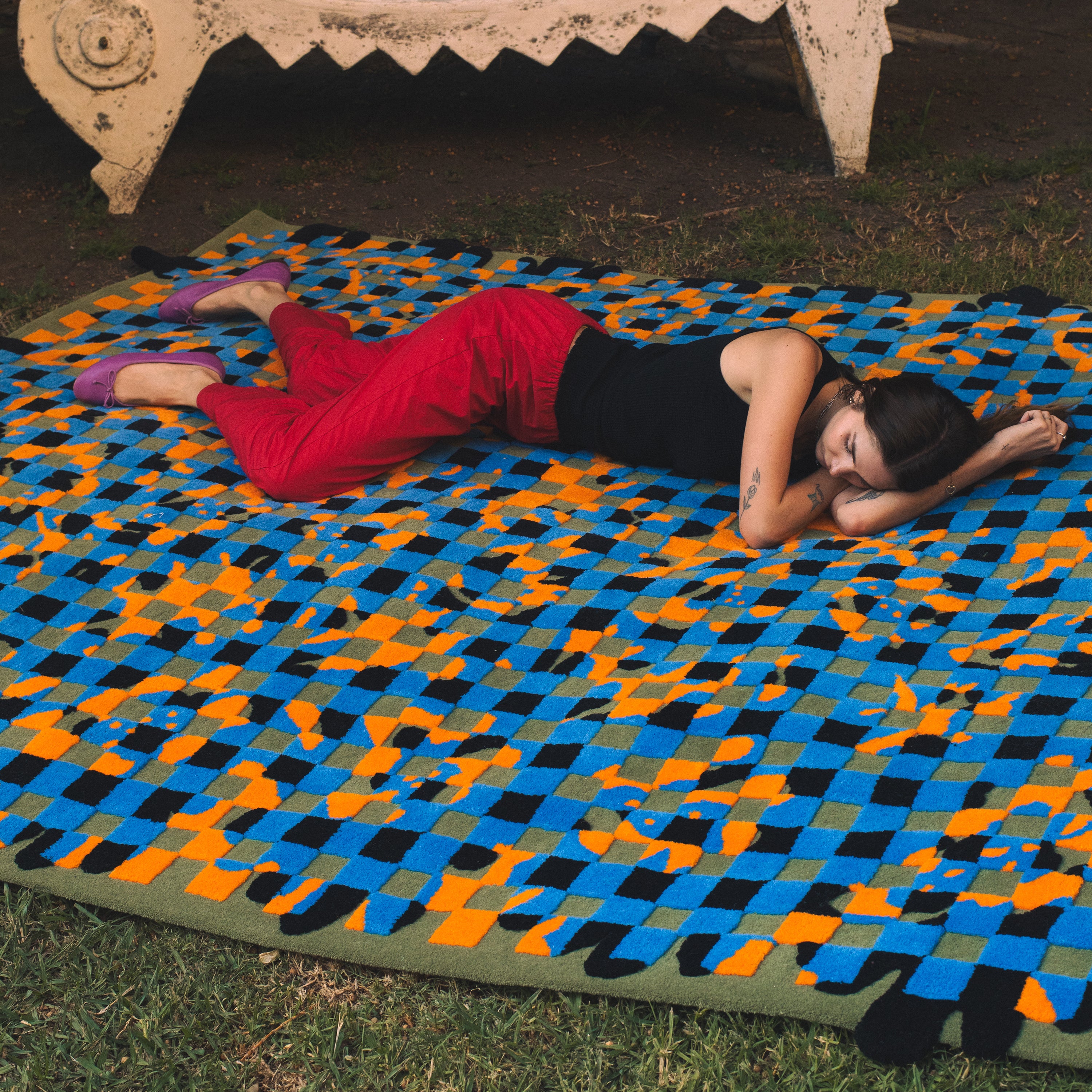 Geometaric flower pattern rug - Blue x Khaki